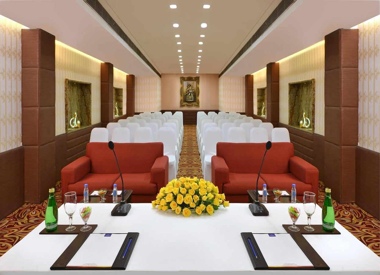 Taurus Sarovar Portico Hotel 4*